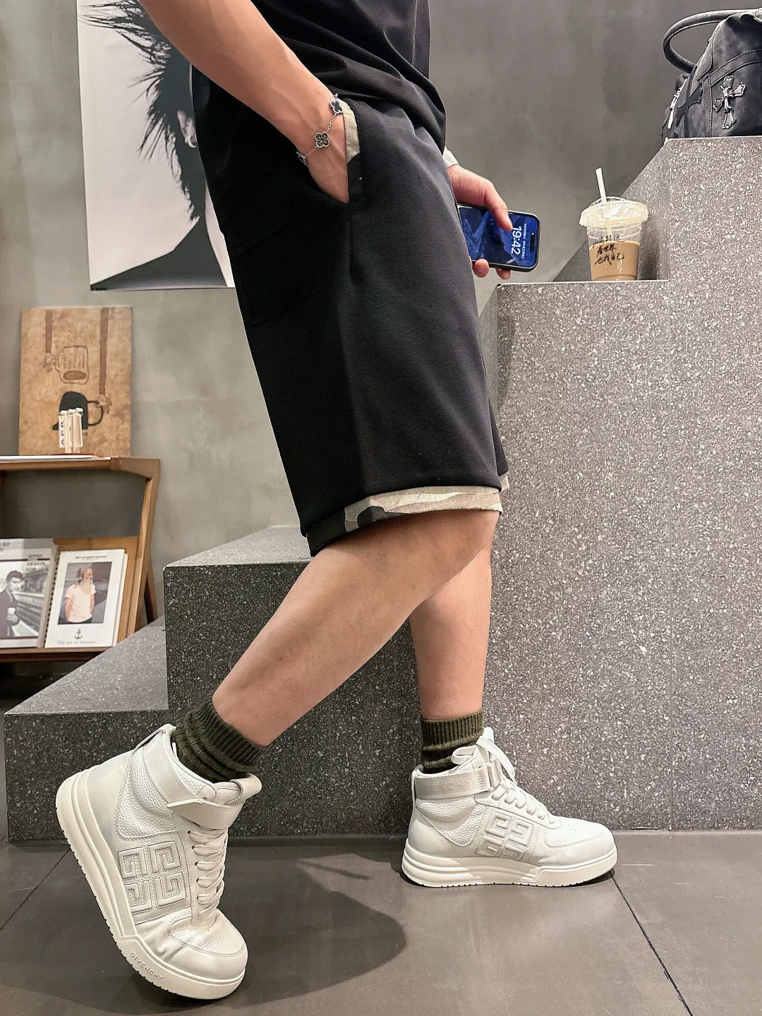 Balenciaga's three-standard complete 2026 summer New Arrival men's casual shorts, advanced custom-made Breathable fabric, Breathable fabric, extremely stretchy and comfortable, impeccable details, top-grade accessories, original logo design concept, delicate and soft feel! The upper body fit is awesome! Size: M-XXXL Please state your height and weight when ordering
